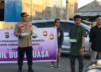 AJP dan SMSI Bersama Jajaran Polres Pohuwato Berbagi Takjil untuk Masyarakat