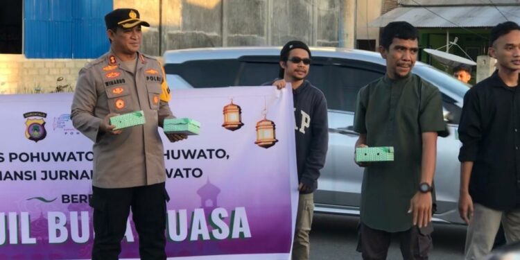 AJP dan SMSI Bersama Jajaran Polres Pohuwato Berbagi Takjil untuk Masyarakat
