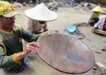 Jokowi ke Pohuwato : Pejabat Riang Gembira, Penambang Menderita