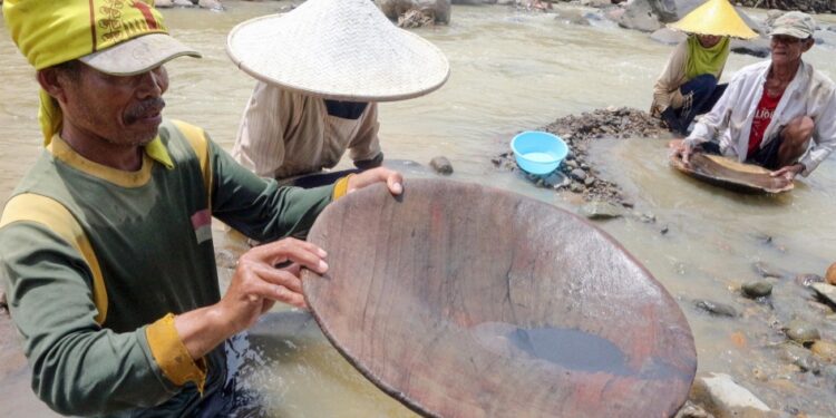 Jokowi ke Pohuwato : Pejabat Riang Gembira, Penambang Menderita