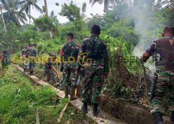 PGP dan TNI Gotong Royong Bersihkan Lingkungan Sekolah di Hulawa