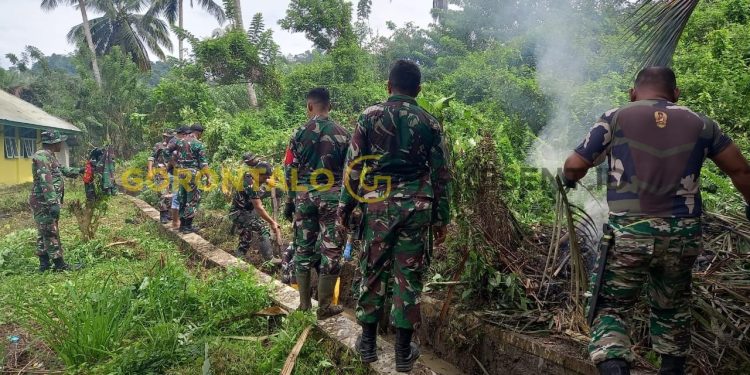 PGP dan TNI Gotong Royong Bersihkan Lingkungan Sekolah di Hulawa