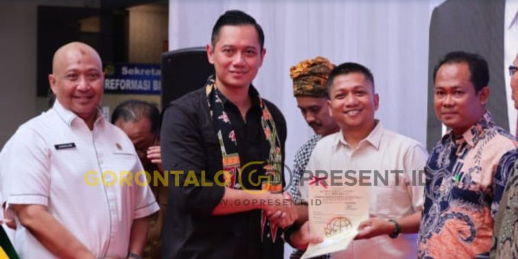 Menteri AHY Serahkan Sertipikat Tanah Elektronik di Kota Bekasi