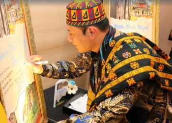 Menteri AHY Tandatangani Lukisan Sampul Buku “Cerita Tanah Ulayat Hari Ini”