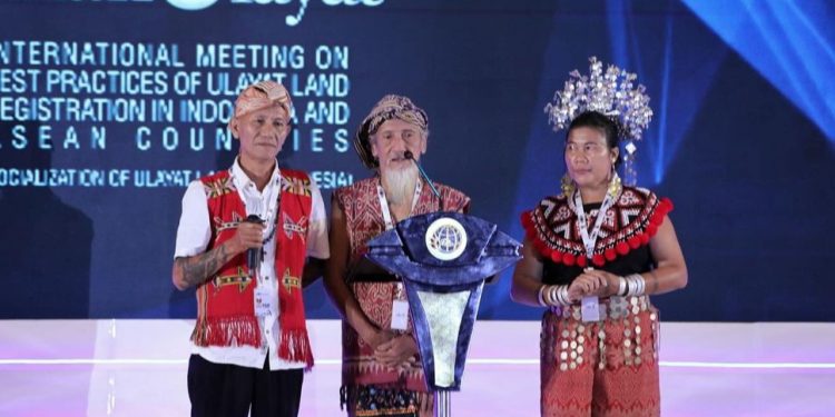 Terima Sertipikat Tanah Ulayat, Apai Janggut: Jaga dan Peliharalah Wilayah Adat