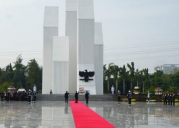 Beri Penghormatan kepada Para Pahlawan Bangsa, Menteri Nusron dan Wamen Ossy Ikuti Upacara Peringatan Hari Pahlawan