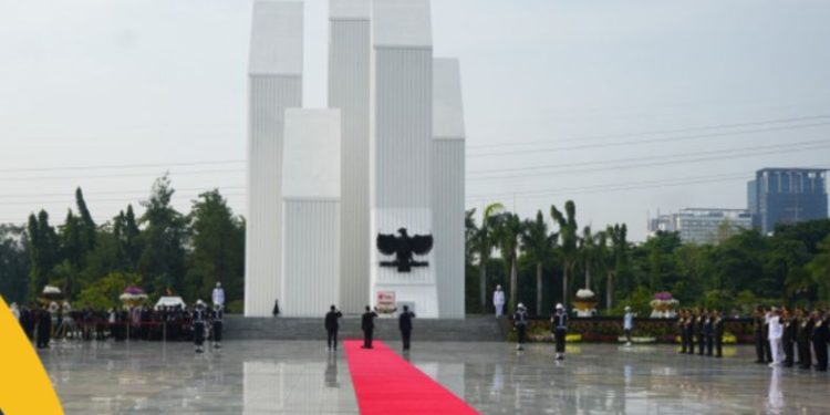 Beri Penghormatan kepada Para Pahlawan Bangsa, Menteri Nusron dan Wamen Ossy Ikuti Upacara Peringatan Hari Pahlawan