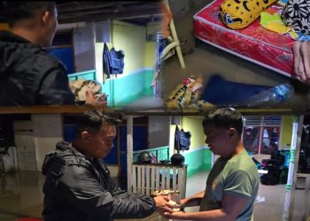 Tak Kenal Lelah, Mantri Afif Bantu Masyarakat Terdampak Banjir di Paguat