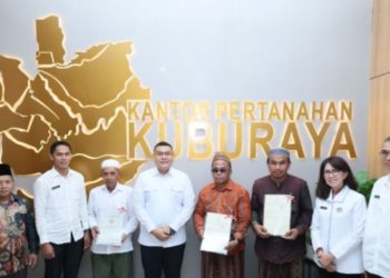 Kunjungi Kantah Kabupaten Kubu Raya, Wamen ATR/Waka BPN Serahkan Tiga Sertipikat Wakaf