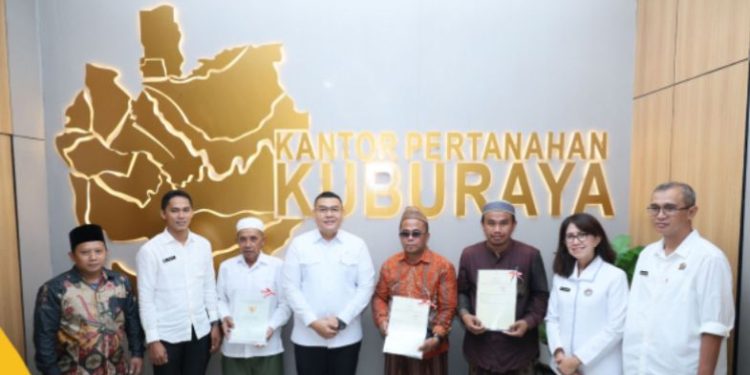 Kunjungi Kantah Kabupaten Kubu Raya, Wamen ATR/Waka BPN Serahkan Tiga Sertipikat Wakaf