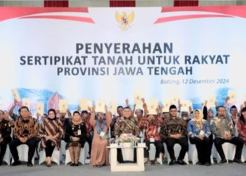 Serahkan 1.571 Sertipikat Elektronik di Kabupaten Batang, Wamen Ossy: Bentuk Komitmen Tingkatkan Layanan Pertanahan