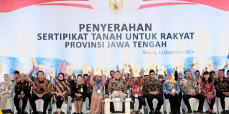 Serahkan 1.571 Sertipikat Elektronik di Kabupaten Batang, Wamen Ossy: Bentuk Komitmen Tingkatkan Layanan Pertanahan