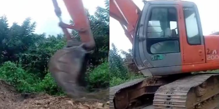 Masyarakat dan Penambang Perbaiki Jalan Rusak di Desa Hulawa