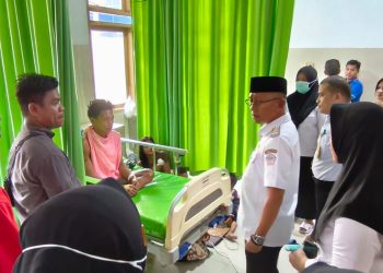 Wabup Iwan Kunjungi Pasien yang Digigit Ular di Lokasi Tambang