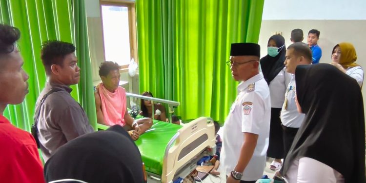 Wabup Iwan Kunjungi Pasien yang Digigit Ular di Lokasi Tambang