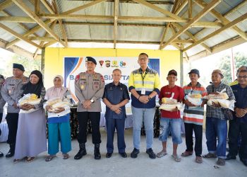 Pani Gold Mine Dan Brimob Bagikan Sembako Ke Warga Desa Hulawa