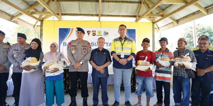 Pani Gold Mine Dan Brimob Bagikan Sembako Ke Warga Desa Hulawa