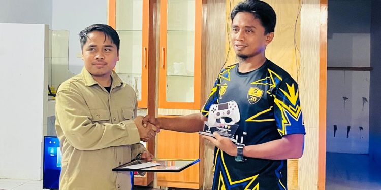 Firman Pakaya Juara di Turnamen e-Football KKN-PAR Taluduyunu Utara