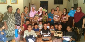 Pemdes Hulawa Serahkan Pakaian Sekolah hingga Buku Tulis untuk Siswa Terdampak Banjir