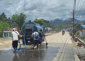 Jalan Berdebu, YR Team Lakukan Pembersihan di Taluduyunu Utara