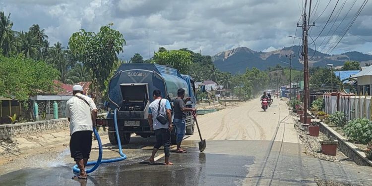 Jalan Berdebu, YR Team Lakukan Pembersihan di Taluduyunu Utara