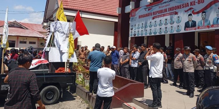Tuntut Hentikan Tambang Emas dan Batalkan PSN, Massa Kepung Kantor DPRD Pohuwato
